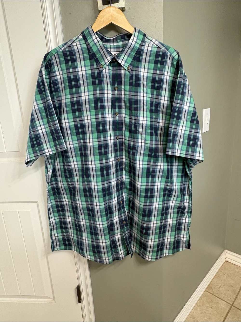 Classic Short-Sleeve Plaid Button-Down Shirt - Green & Navy
